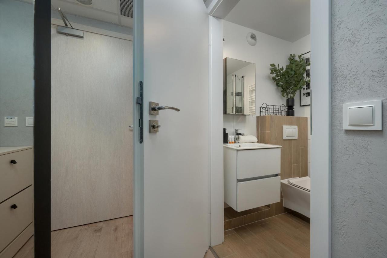 Trendy With Office Near Main Station By Renters